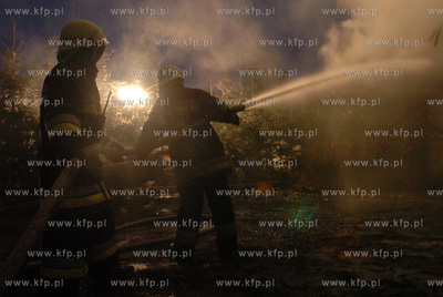 Pozar domu wypoczynkowego krytego strzecha w gospodarstwie...
