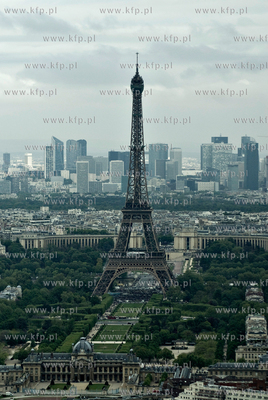 Paryz. Wieza Eiffla, najbardziej znany obiekt architektoniczny...
