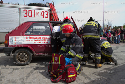Gdansk, Brzezno. Pokaz ratownictwa medycznego.
01.05.2010
fot....