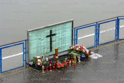 Krzyz i tablica upamietniajaca tragiczna smierc ksiedza...