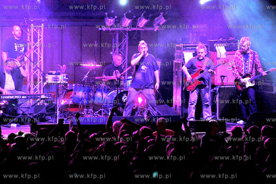 Kilka tysiecy fanow zgromadzil koncert zespolu KULT...