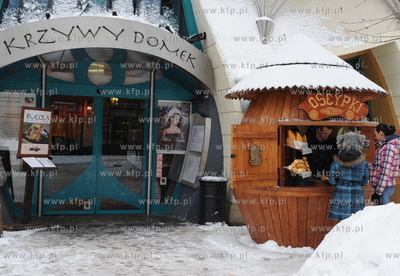 Sopot zasypany sniegiem. Nz. ulica Monte Cassino. 11.12.2010...