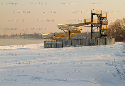 Zima w Gdansku Brzeznie. Nz. zjezdzalnia na plazy 
21.12.2010
fot....