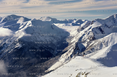 Tatry. Widok z  Kasprowego na szczyty Tatr spowite...