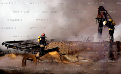 Gdansk. Pozar znajdujacej sie na terenie Stoczni Gdanskiej...