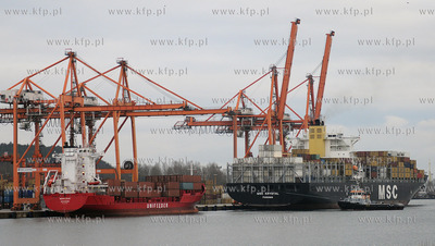 W Baltyckim Terminalu Kontenerowym (BCT) rozladowywany...