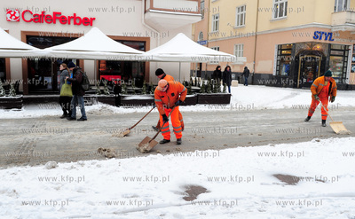 Sopot. Odsniezanie ulicy Bohaterow Monte Cassino (nz.),...