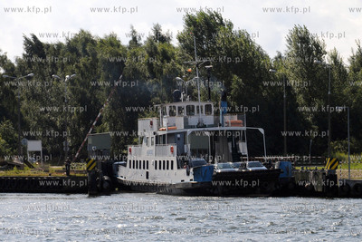 Gdansk. Prom kursujacy miedzy Nowym Porcie a Wisloujsciem.
09.08.2011

fot....