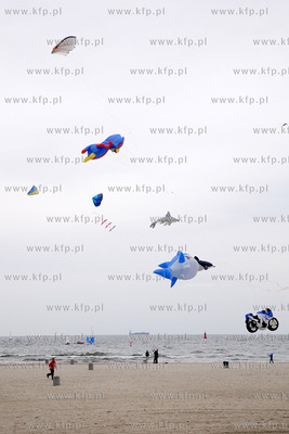 Przepiekne latawce wielkie i mniejsze krolowaly na...