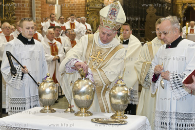 Msza Krzyzma w katedrze pelplinskiej sprawowana przez...