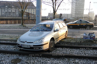 Gdansk, 3 Maja. Samochod marki Citroen wypadl z drogi...