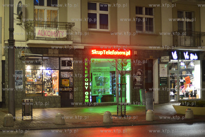 Gdynia. Centrum miasta wieczorowa pora. Witryny sklepow...