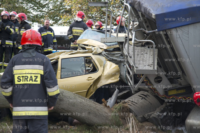 Stara Dabrowa na krajowej 6. Volkswagen Golf zderzyl...