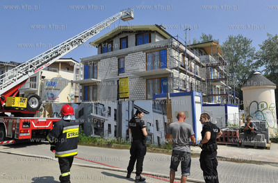 Sopot. Ulica Lokietka 55. Pozar dachu na budowie apartamentowca....