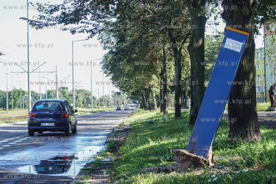 Gdańsk, ul. Hallera. Wyrwane z ziemi parkomaty firmy...