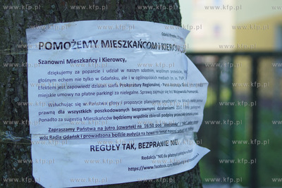 Gdańsk, ul. Hallera. Wyrwane z ziemi parkomaty firmy...