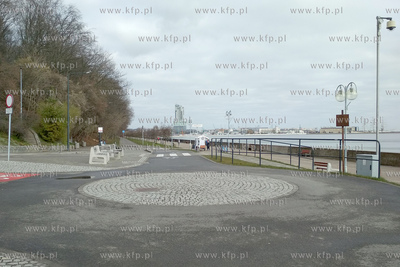 Gdynia. Wyludnione ulice i place zabaw. Nz. Pusty Bulwar...