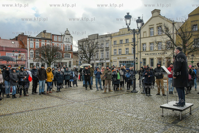 Około setki przeciwników szczepień i obostrzeń...