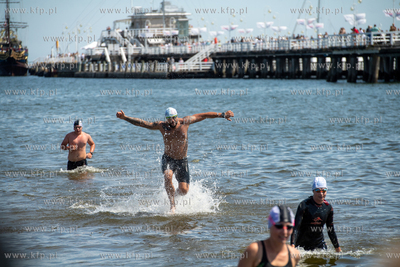 Wyścig pływacki dookoła mola w Sopocie. 20.07.2024....
