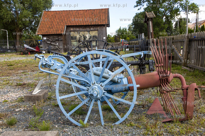 Skansen Maszyn Rolniczych w Mokrym Dworze. Na drugim...