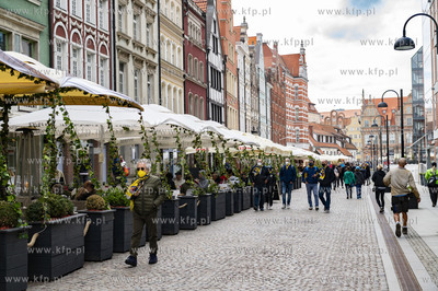 Kibice Manchester United i Villarreal CF spacerujący...