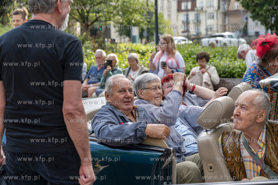 Sopot. Parada ulicą Bohaterów Monte Cassino do muszli...