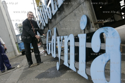 Prezes stoczni Andrzej Jaworski wraz z Karolem Guzikiewiczem...