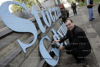 Prezes stoczni Andrzej Jaworski wraz z Karolem Guzikiewiczem...