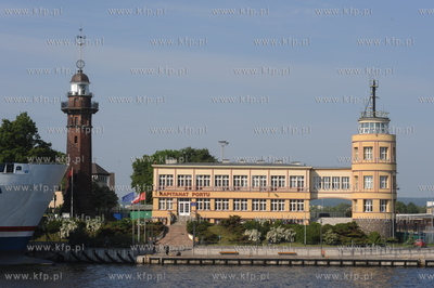 Kapitanat Portu Gdanskiego i zabytkowa latarnia morska....