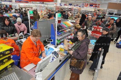 Oficjalne otwarcie dla klientow centrum handlowego...
