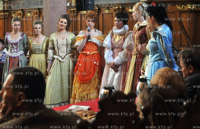 Dwor Artus w Gdansku. Casting na Panienke z Okienka...