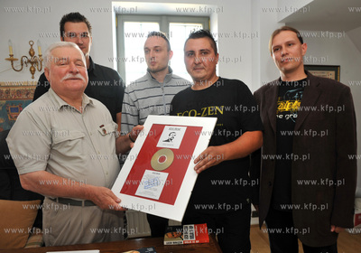 Lech Walesa otrzymal w prezencie plyte z piosenka o...
