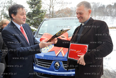 Przekazanie samochodu minbusa marki Renault dla Hospicjum...