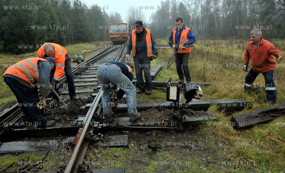 Gdansk, Rebiechowo. Prace przy wymianie podkladow pod...
