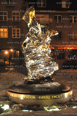 W sobotni wieczor nieznani sprawcy owineli aluminiowa...