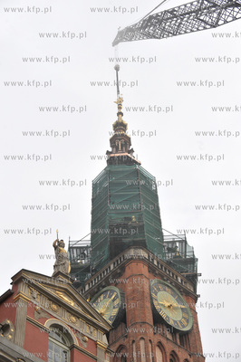 Montaz odrestaurowanego helmu Ratusza Glownego Miasta...