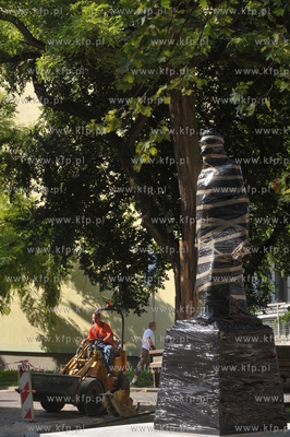 Na skwerze przed kosciolem sw. Brygidy postawiono pomnik...