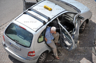 Gdansk. Taksowka marci Renault Scenic na postoju taksowek...