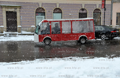 Gdansk zima. Na ul. Szerokiej elektryczny pojazd do...