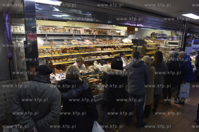 Świąteczne zakupy na Hali Targowej w Gdańsku. Stosko...