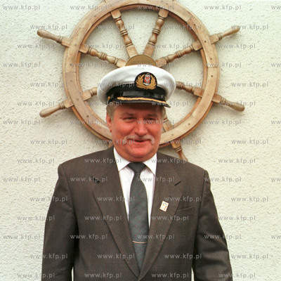Lech Walesa obok wejcia do swojego starego domu przy...