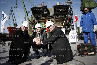 Stocznia Gdansk. Polozenie stepki pod statkiem NB87....