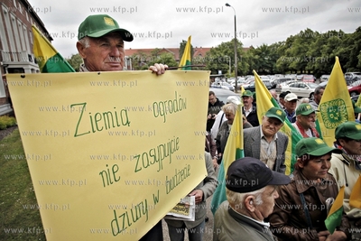 Protest dzialkowcow pod Urzedem Wojewodzkim w Gdansku.
Protestujacy...