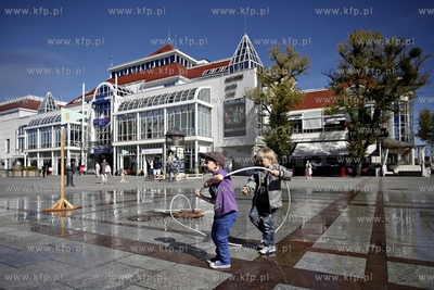 Sopot. Artloop Festival. Instalacje na Placu Przyjaciol...