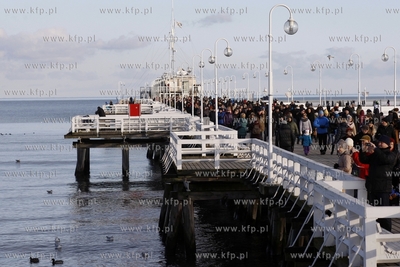Tłum spacerujących na sopockim molo w drugi dzień...