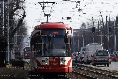 Gdańsk. Tramwaj linii 11 ( Bombardier NGT6 ) przy...