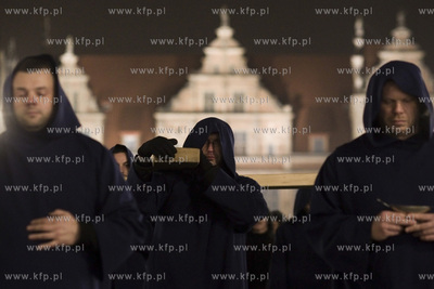 Gdańsk. Misterium Nocne. Uczestnicy misterium na ul....