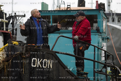 Transport historycznego holownika Okoń z przystani...