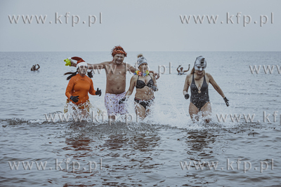 Gdańskie Morsy tradycyjnie na plażyw Jelitkowie przywitały...