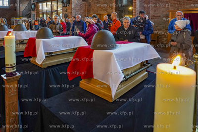 Kościół św. Brygidy w Gdańsku. Wystawienie trumien...